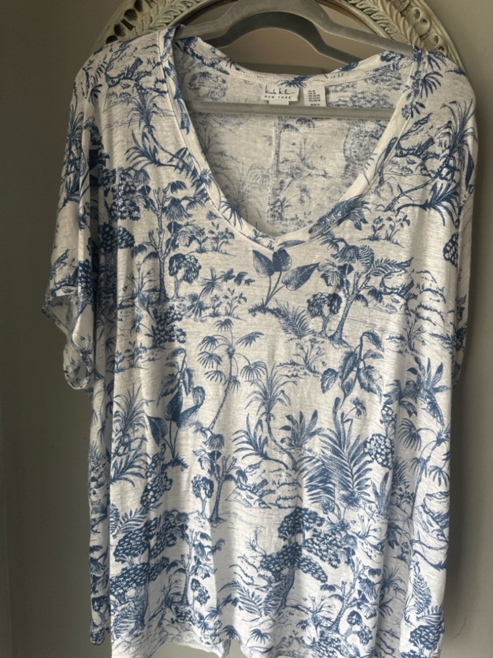 Nicole Miller 100% linen Blue and Cream Botanical V-Neck Short Sleeve Tee